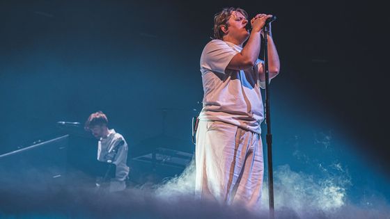 Recenze: Rádiové hity a přisprostlé vtipy. Lewis Capaldi byl v O2 areně perfektní