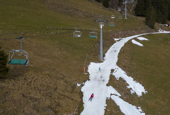 Alpské skiareály nemají kvůli vysokým teplotám dostatek sněhu.