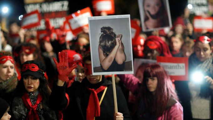 Protestů proti násilí na ženách se ve Francii účastnily desetitisíce lidí.