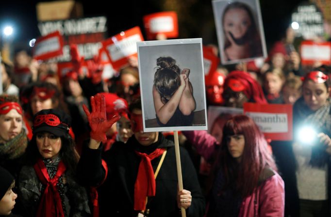 Protestů proti násilí na ženách se ve Francii účastnily desetitisíce lidí.