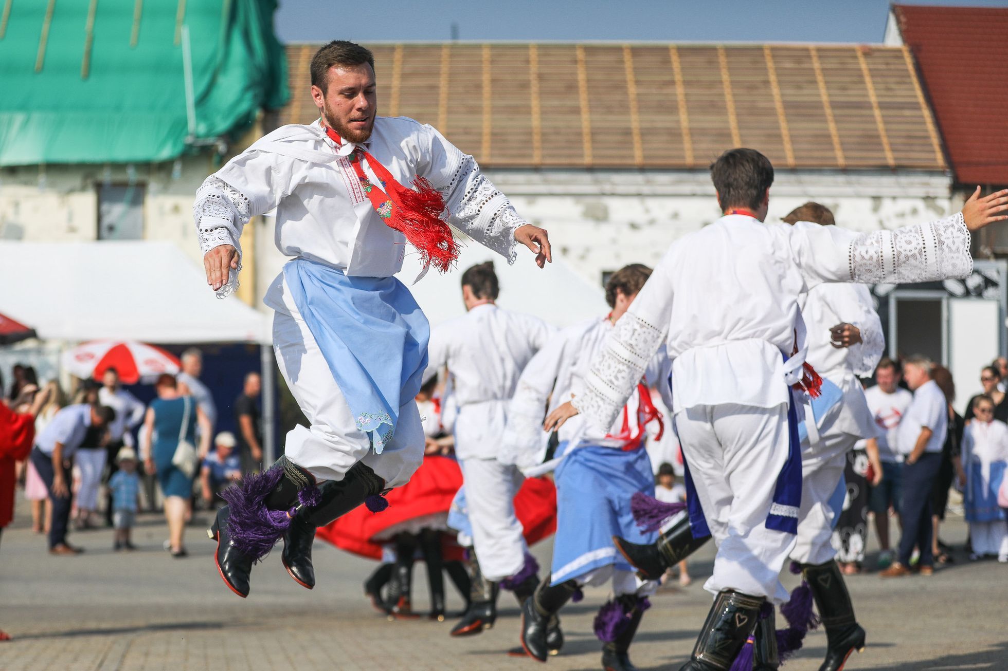 Obce zasažené tornádem, měsíc poté, hody - pouť, kroje, tradice, folklór - Mikulčice, Moravská Nová Ves, Hrušky, Hodonínsko, tornádo