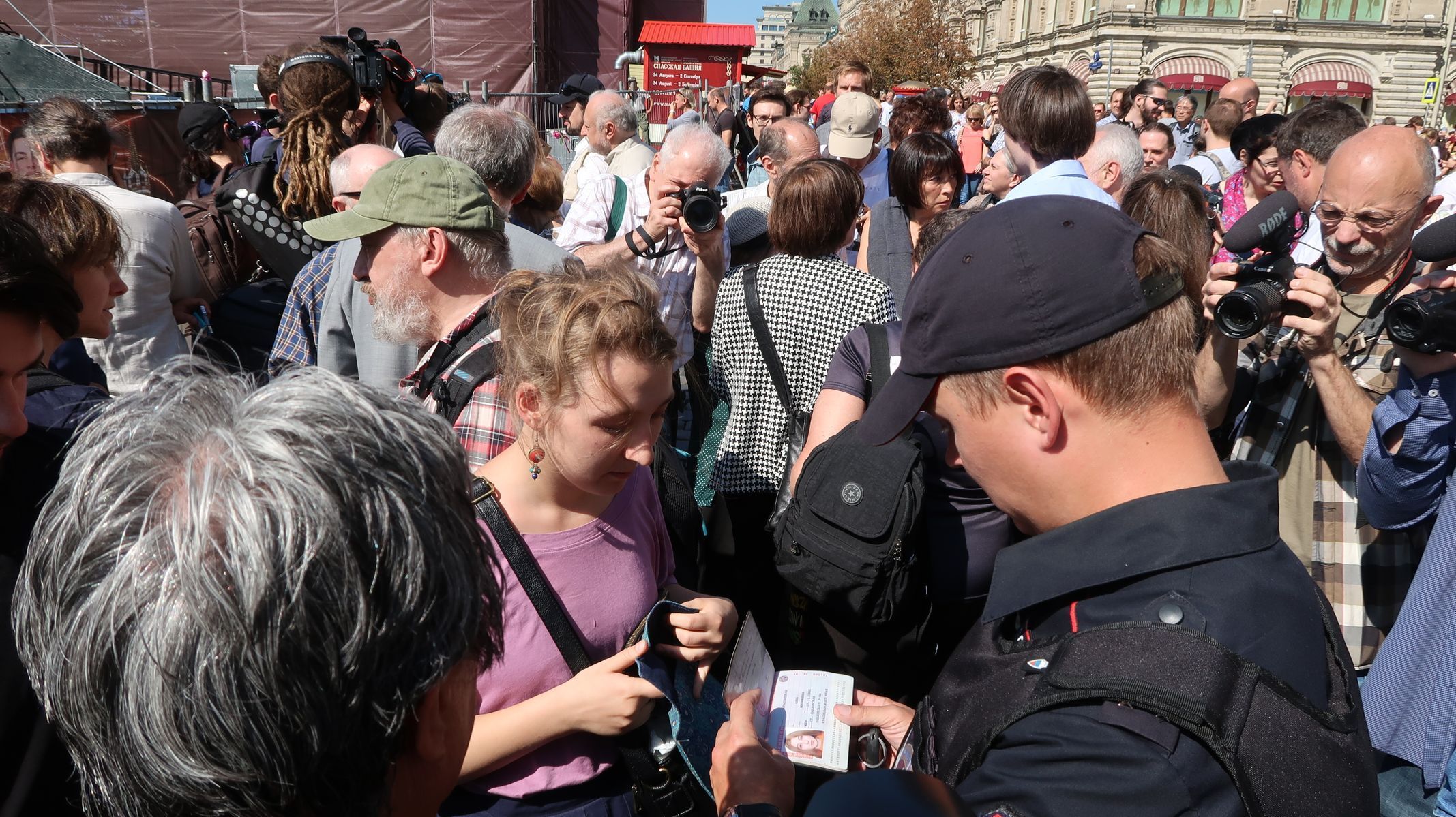 Policista zatýká na Rudém náměstí vnučku Gorbaněvské