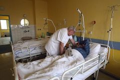 Do soukromé nemocnice ve Vrchlabí vtrhla policie