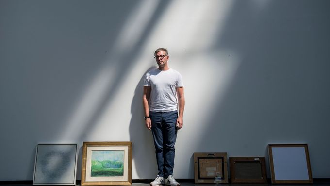 Galerista Jan Třeštík roku 2018 v pražské Hauch Gallery.