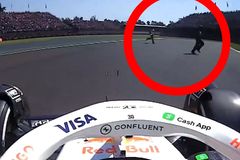 Pilot formule 1 v Mexiku o vlásek minul muže na trati, tragédii zabránil reflex