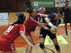 Češky (v modrém Vašková) se v předkvalifikačním turnaji nezalekly ani Turecka (v červeném), porazily ho 28:27 a postupují do play off o ME z prvního místa.