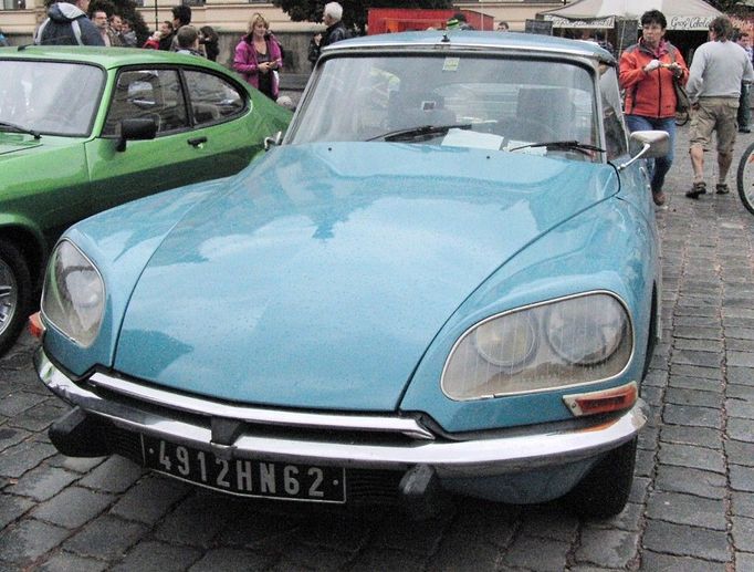 Citroën D Super, neboli Citroën DS. Velice slavné a úspěšné auto. Vyrábělo se od roku 1955 neuvěřitelných 20 let. Za tu dobu se prodalo téměř 1,5 milionu vozů. Jezdil s ním i Fantomas, dokonce i létal.