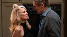 Pamela Andersonová jako Beth a Liam Neeson coby Frank Drabin v komedii Bláznivá střela.