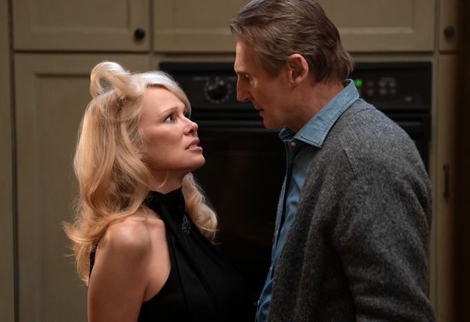 Pamela Andersonová jako Beth a Liam Neeson coby Frank Drabin v komedii Bláznivá střela.