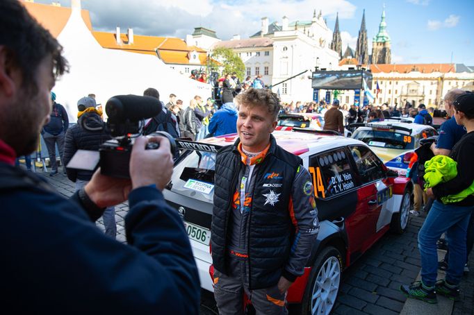 Start Středoevropská rallye na Hradčanském náměstí v Praze.