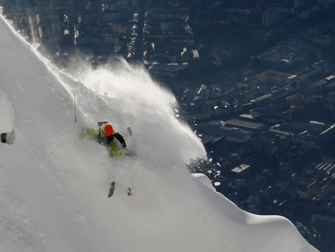 Austrian freeride skier Christoph Ebenbichler speeds down Seegrube mountain during a freeride skiing tour in Innsbruck December 30, 2012. Backcountry or freeride skiers ski away from marked slopes with no set course or goals, in untamed snow, generally in remote mountainous areas. Picture taken December 30, 2012. REUTERS/ Dominic Ebenbichler (AUSTRIA - Tags: SPORT SKIING SOCIETY) Published: Led. 21, 2013, 10:17 dop.