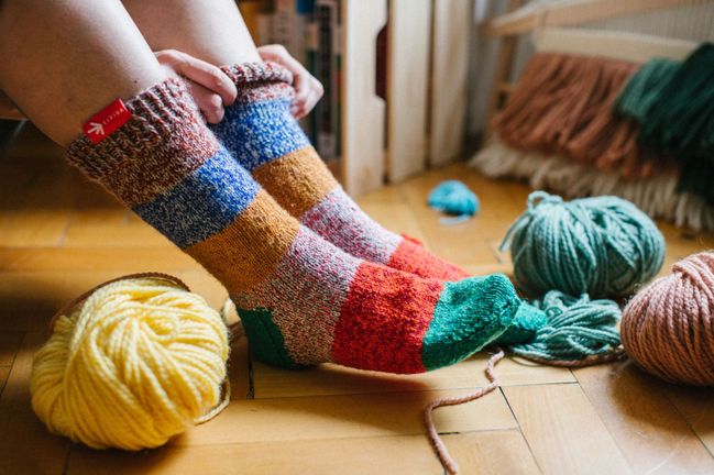 Pořiďte si ponožky od babičky, které zahřejí i pomohou