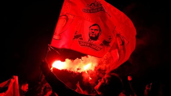 Fanoušci před stadionem Liverpoolu Anfield Road.