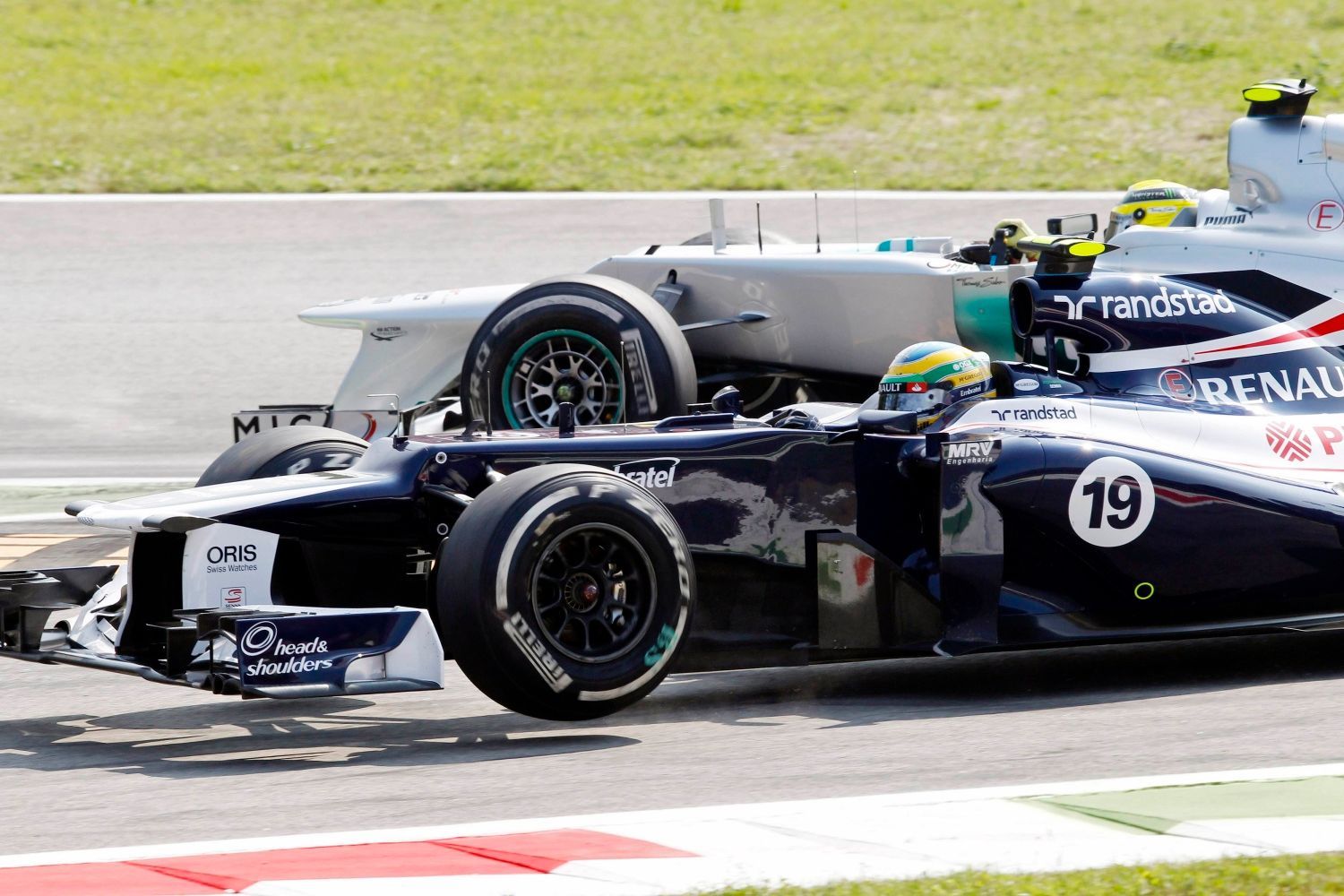Německý jezdec F1 Nico Rosberg (vzadu) a Brazilec Bruno Senna ve Velké ceně Itálie.