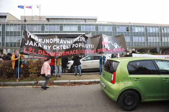 Před budovou České televize se sešly desítky lidí v autech i na ulici, aby demonstrovali proti pokusům ovlivnit nezávislost veřejnoprávní instituce.