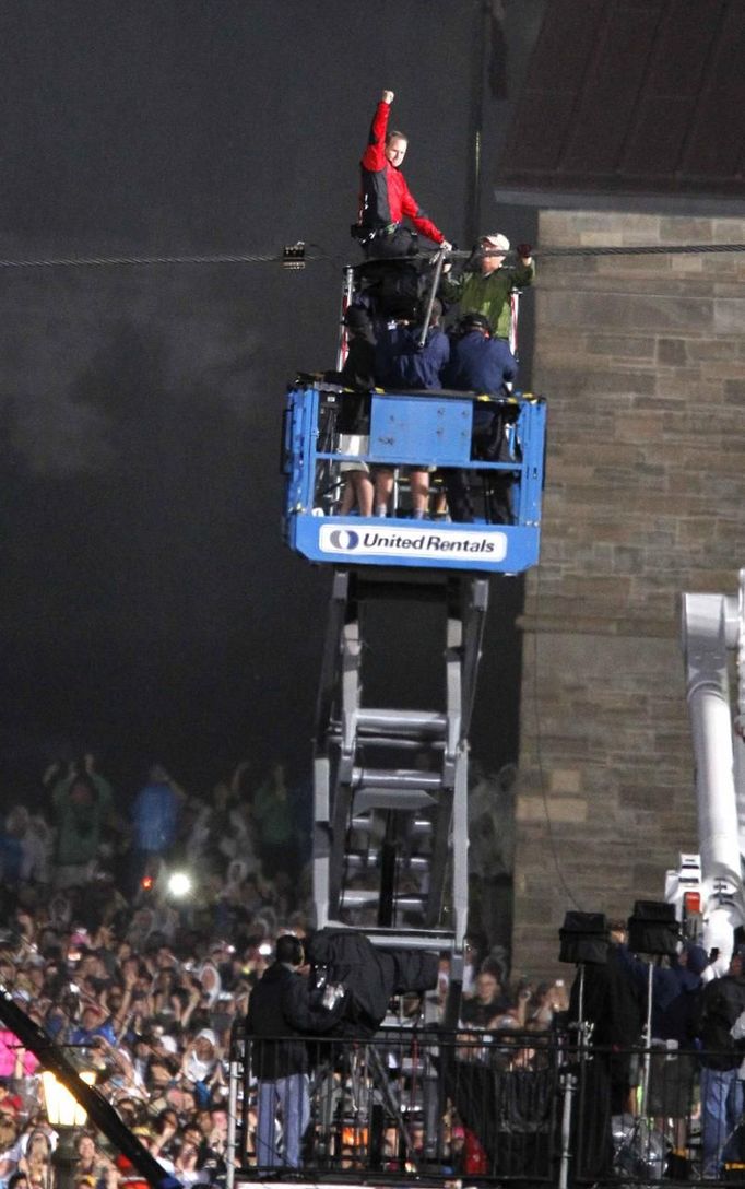 Kaskadér Nik Wallenda přešel po laně Niagarské vodopády.