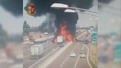 Srážku a výbuch cisterny v Bologni zachytila dopravní kamera umístěná na dálnici