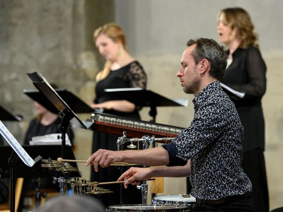 Na snímku z vystoupení Tiburtiny je v popředí bubeník Martin Novák.