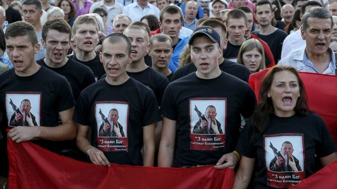 Příznivci nacionalistického uskupení Pravý sektor uspořádali na kyjevském Majdanu demonstraci proti vládní politice. Vůdce Dmytro Jaroš požadoval vypsání referenda o nedůvěře současnému kabinetu.