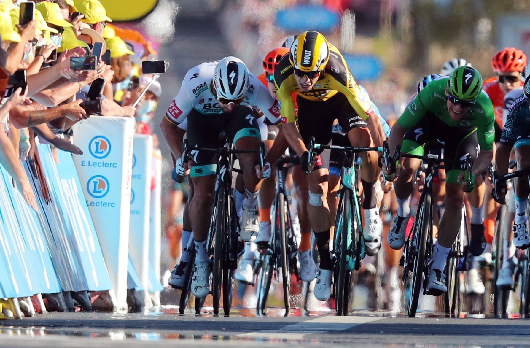 Peter Sagan a Wout Van Aert ve finiši 11. etapy Tour de France 2020