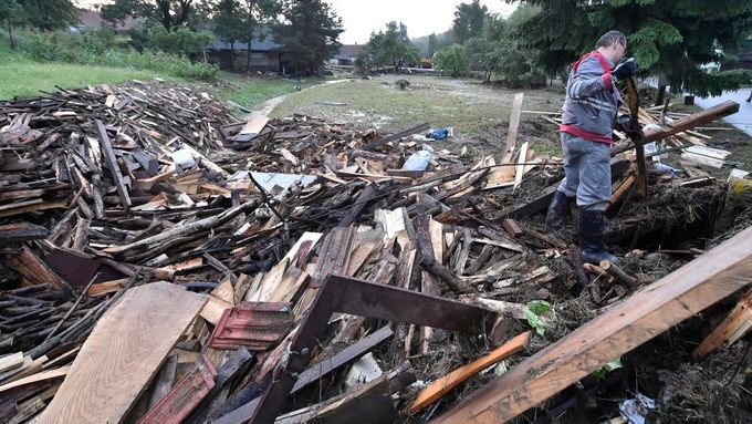 Blesková povodeň zatopila v pátek v Brtnici na Jihlavsku dvě desítky domů, podemlela silnici a bahnem zanesla před necelým týdnem zkolaudovaný obecní rybník.