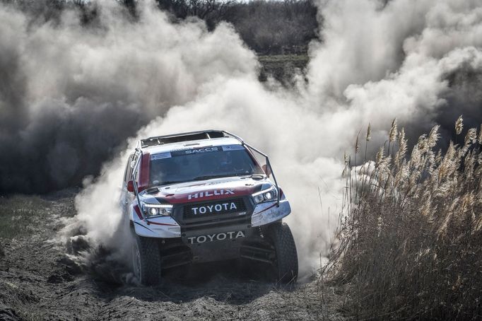 Fernando Alonso v Toyotě Hilux při soutěži Lichtenburg 400.