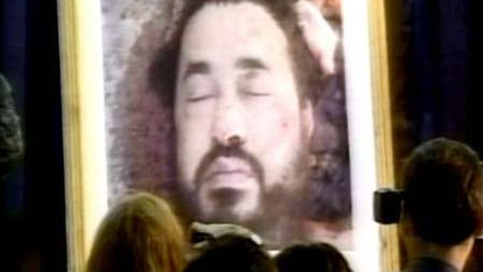 Američané na tiskové konferenci zveřejnili záběry mrtvého těla Abú Músy Zarkávího.