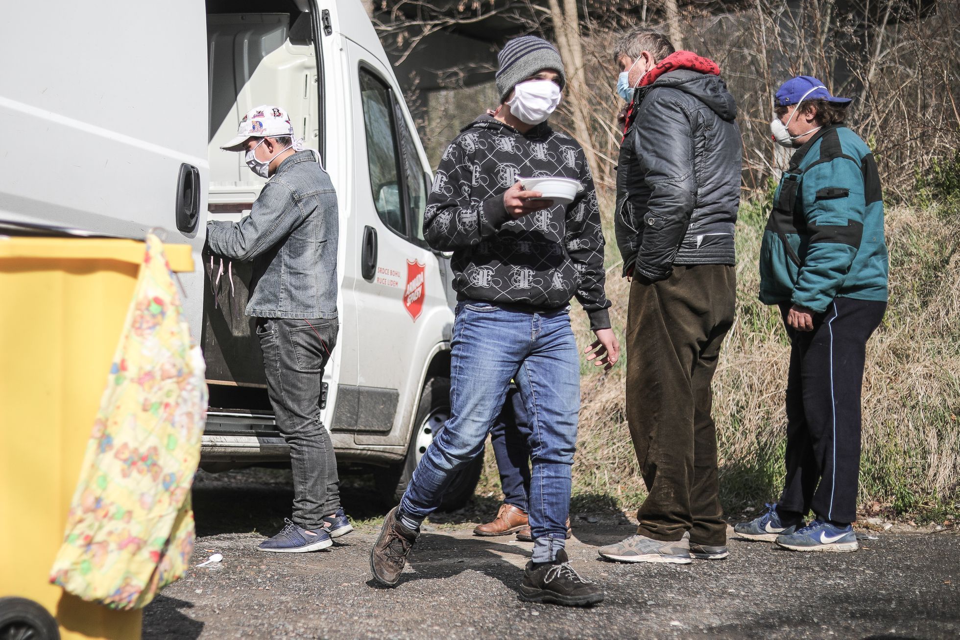 Armáda Spásy rozdává roušky lidem bez domova - koronavirus, bezdomovec, terénní pracovník, sociální práce, chudoba, vyloučení