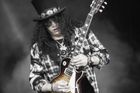 Svůj ikonický klobouk ukradl v Los Angeles. Slash z Guns N’ Roses slaví 60 let