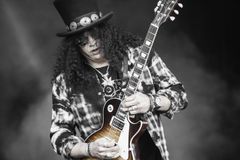 Svůj ikonický klobouk ukradl v Los Angeles. Slash z Guns N’ Roses slaví 60 let