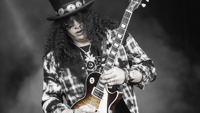 Kytarista Guns N' Roses Slash se svou oblíbenou kytarou Gibson Les Paul.