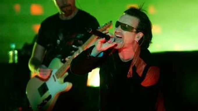 Irsko je spojováno s rockovou skupinou U2. Na snímku frontman Bono a kytarista Edge