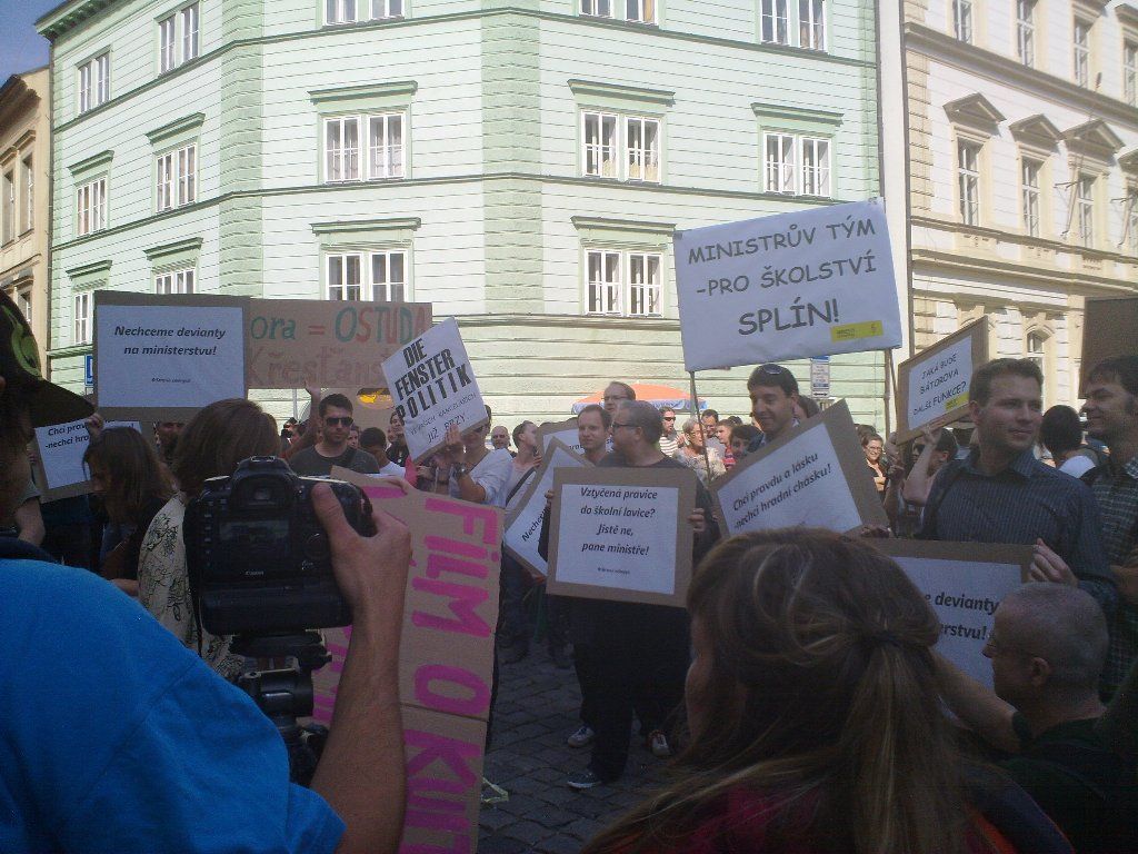 Demonstrace proti Bátorovi