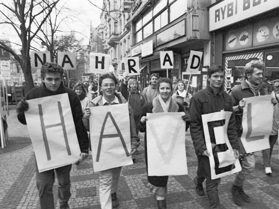 Pochod studentů Václavským náměstím na podporu Václava Havla, 12. 12. 1989.