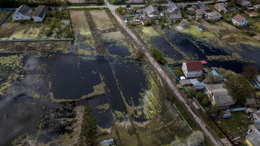 Ukrajinskou vesnici Demydiv zaplavila voda ze zničené přehrady. Hráz vyhodila do povětří ukrajinská armáda ve snaze zastavit postup Ruska. Snímek z 29. května 2022.