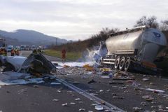 Kamion s asfaltem v Praze spadl z mostu