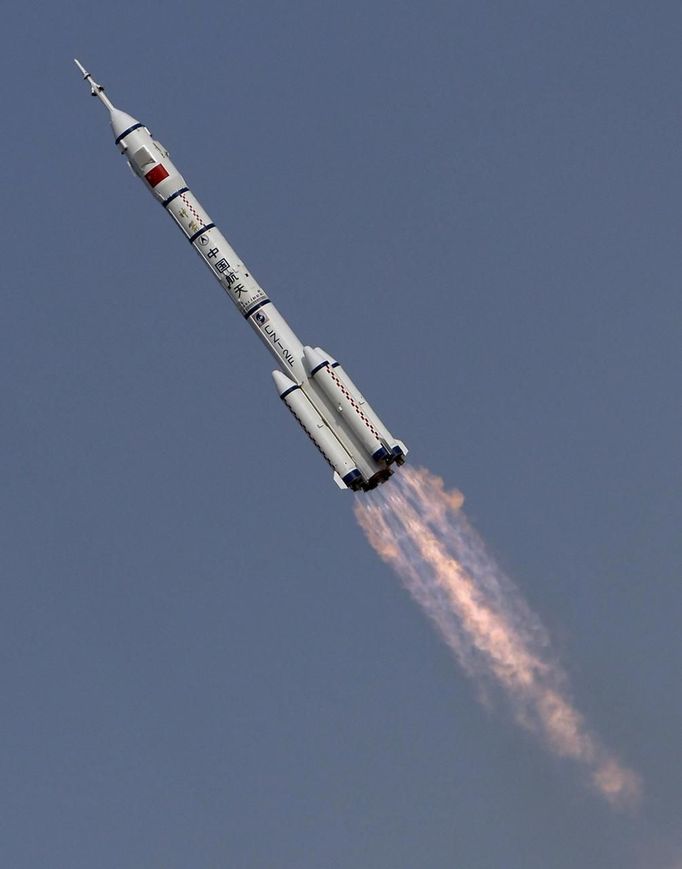 The Long March II-F rocket loaded with Shenzhou-9 manned spacecraft carrying Chinese astronauts Jing Haipeng, Liu Wang and Liu Yang flies over the Jiuquan Satellite Launch Center, Gansu province June 16, 2012. China launched the spacecraft putting its first woman, 33-year-old female fighter pilot Liu Yang, in orbit on Saturday as the country takes its latest step towards building a space station within the decade. REUTERS/Jason Lee (CHINA - Tags: MILITARY SCIENCE TECHNOLOGY) Published: Čer. 16, 2012, 11:45 dop.