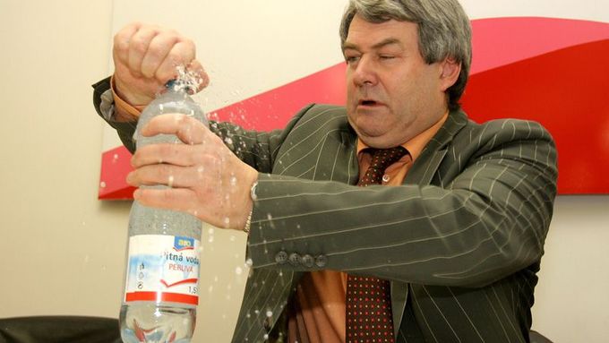 Předseda KSČM otevírá lahev s vodou před jednáním volitelů za KSČM o postupu při volbě prezidenta.