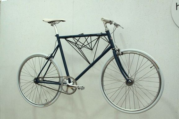 Designový držák kol od firmy Hang Bike