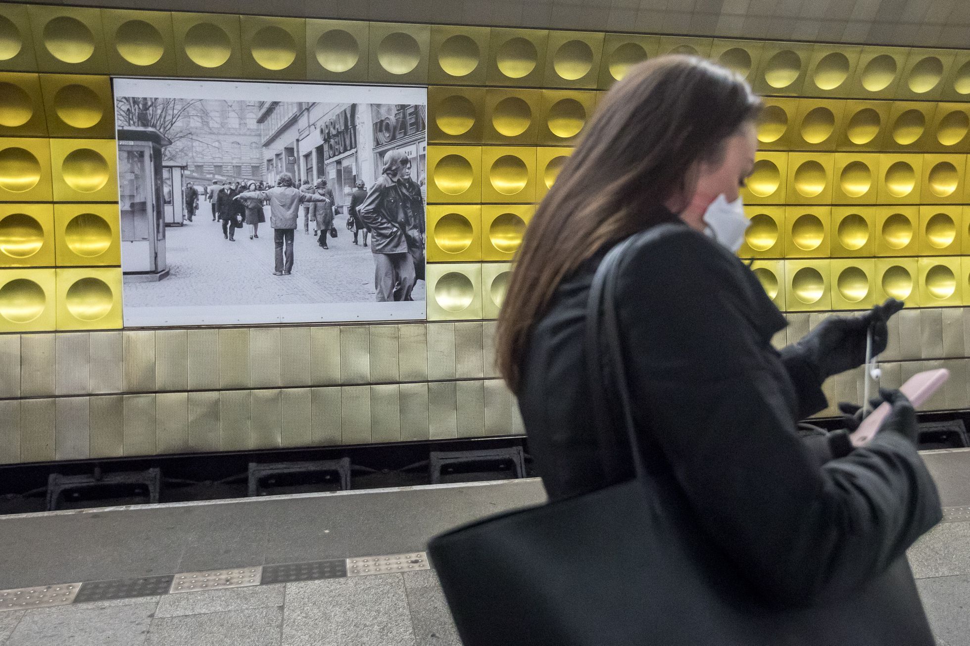 Zahájení výstavy Umění za čarou - metro, nástupiště, DPP, koronavir, Praha