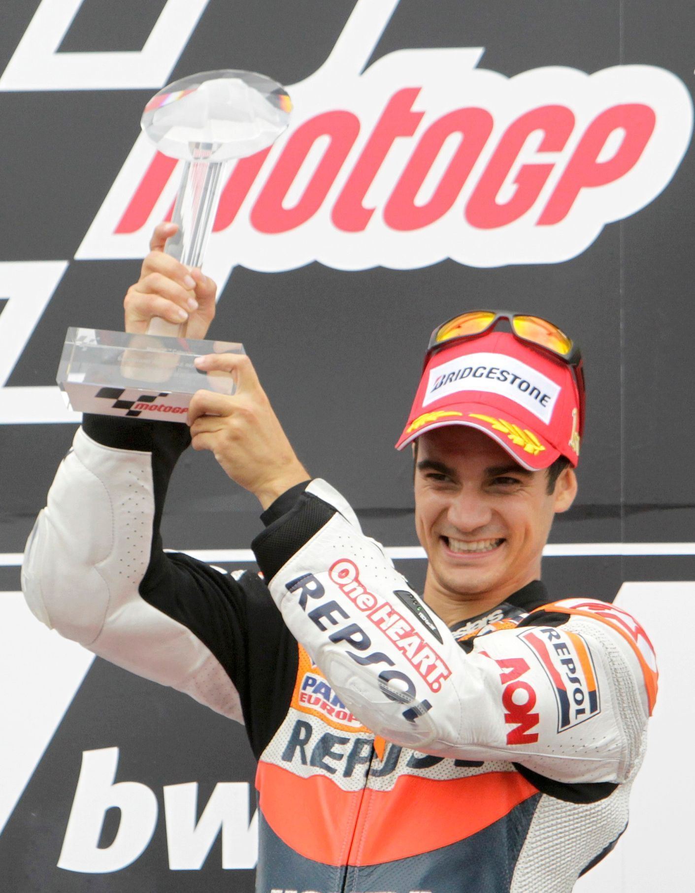 Španělský motocyklista Dani Pedrosa slaví vítězství ve Velké ceně České republiky 2012 v Brně.