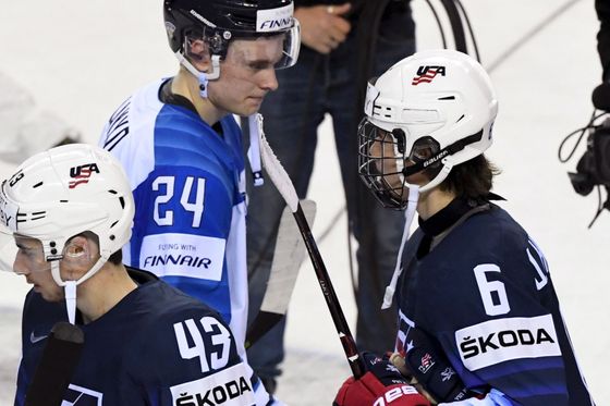 Kaapo Kakko a Jack Hughes po utkání Finsko - USA na MS 2019.