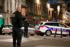 Živě: Islamisté pobodali v Marseille učitele, USA vyplatí pět milionů dolarů za dopadení vůdce IS