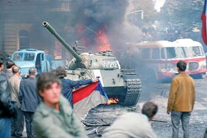 Obrazem: Tanky v ulicích a hořící barikády. Připomeňte si invazi ze srpna 1968