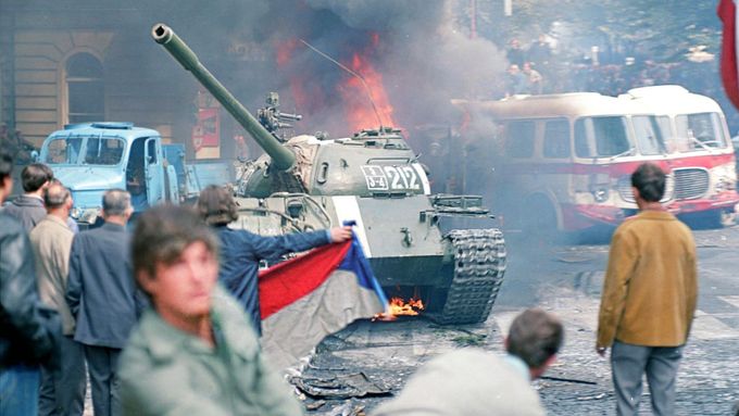 Obrazem: Tanky v ulicích a hořící barikády. Připomeňte si invazi ze srpna 1968