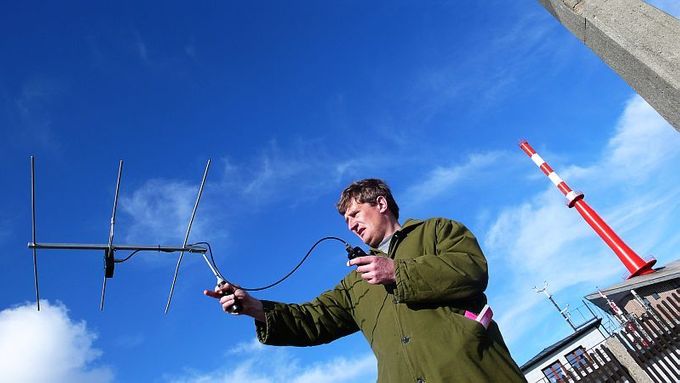 Meteorolog Vladimír Ondruch na vrcholu Lysé hory poprvé zkouší najít signál některého z orlů.