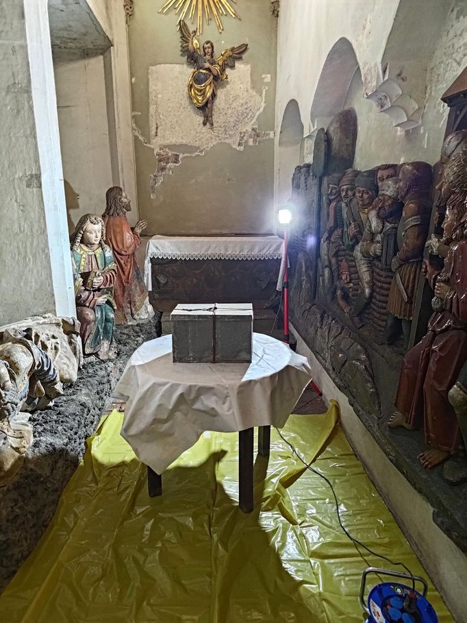 Vyzvedávání ostatků Arnošta Z Pardubic. Kostel Nanebevzetí Panny Marie, Kladsko, Polsko