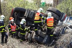 Řidič zahynul při čelní srážce s kamionem u Hradce Králové