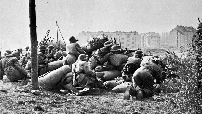 Bojující povstalci na barikádě v Praze (bližší lokace neuvedena), květen 1945.