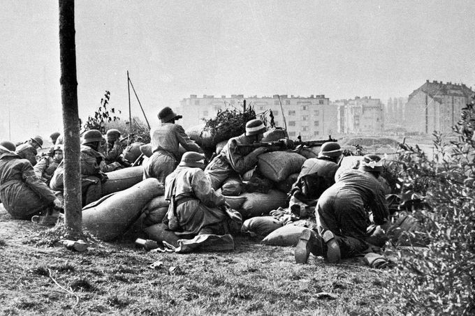 Bojující povstalci na barikádě v Praze (bližší lokace neuvedena), květen 1945.
